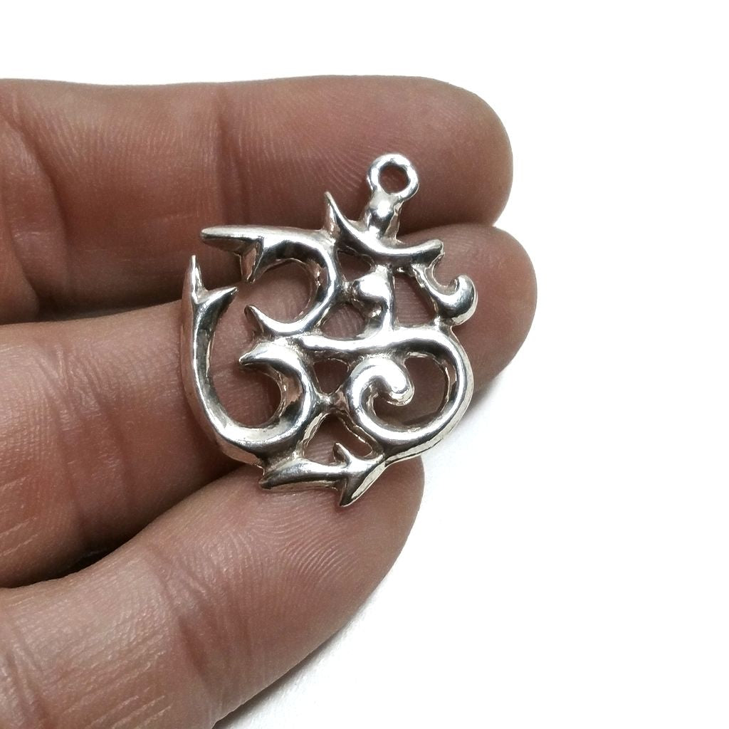 Ciondolo ETNICO in argento 925 con OM - AUM Mantra | GIOIELLI IN ARGENTO