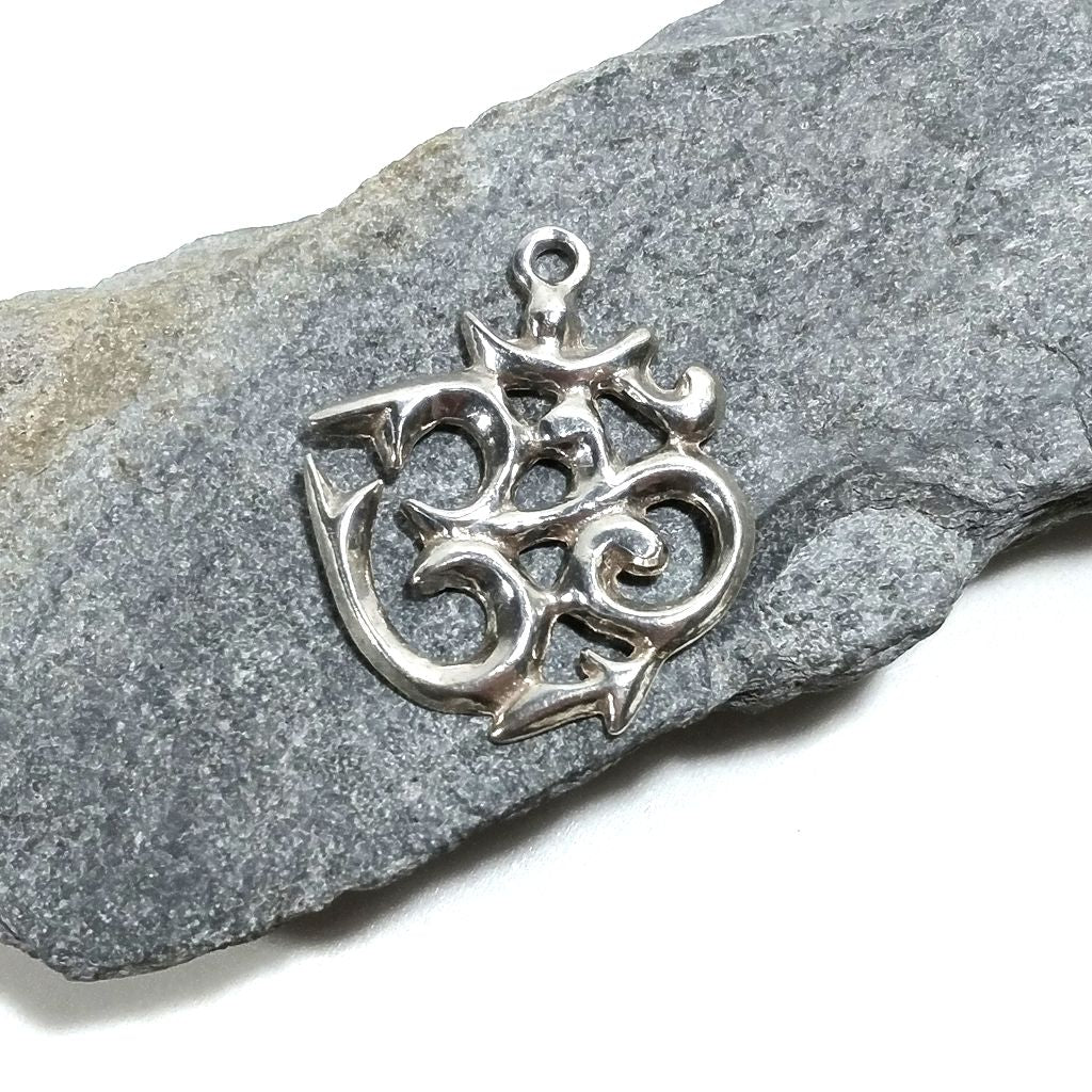 Ciondolo ETNICO in argento 925 con OM - AUM Mantra | GIOIELLI IN ARGENTOCiondolo ETNICO in argento 925 con OM - AUM Mantra | GIOIELLI IN ARGENTO