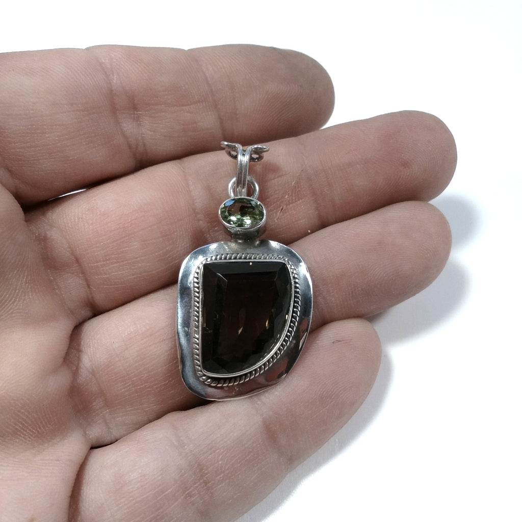 Ciondolo ETNICO in argento 925con pietra Peridoto