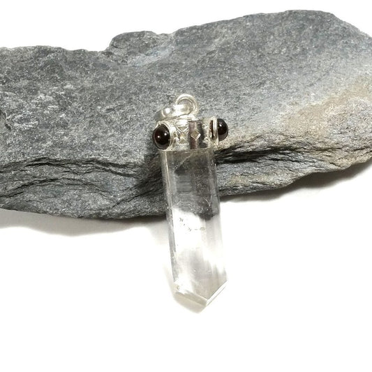 Ciondolo con pietra in ottone Ciondolo artigianale Cristallo di rocca e Granato | GIOIELLI CON PIETRE – immagine2