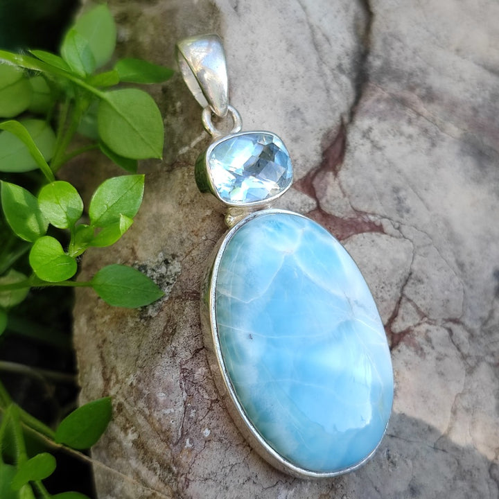 Ciondolo ABHISHEK con pietra LARIMAR e TOPAZIO in argento 925 Ciondolo artigianale