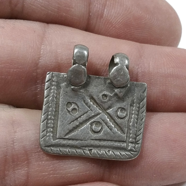 Ciondolo ETNICO in argento antico con ORNAMENTI etnici | GIOIELLI ETNICI