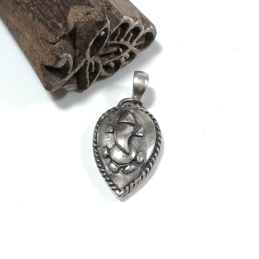 Ciondolo ETNICO in argento antico con GANESH | GIOIELLI ETNICI