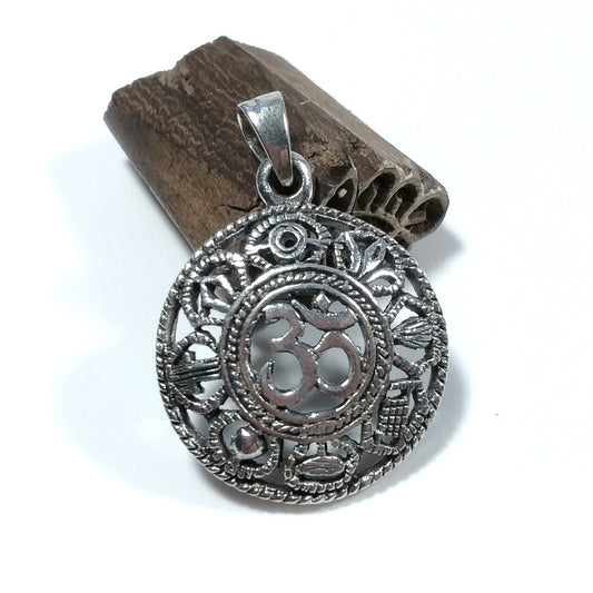Ciondolo etnico in argento 925 con OM - KATHERA