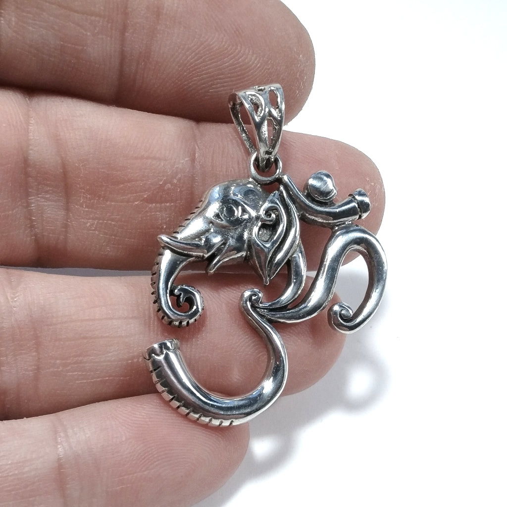 Ciondolo ETNICO in argento 925 con OM - AUM Mantra | GIOIELLI IN ARGENTO