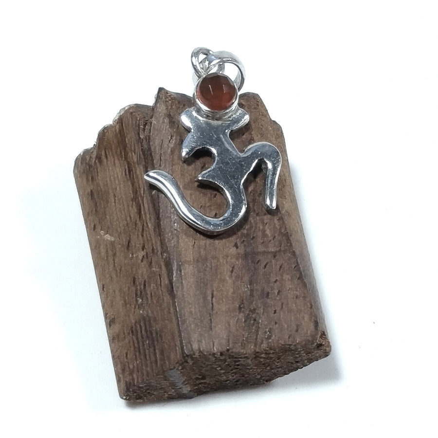 Ciondolo ETNICO in argento 925 con OM - AUM Mantra Corniola | GIOIELLI IN ARGENTO