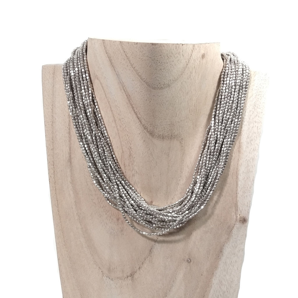 Collana etnica lunga delle tribù indiane Naga