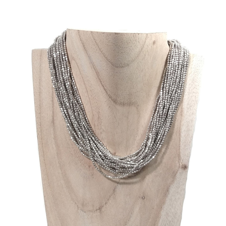 Collana etnica lunga delle tribù indiane Naga