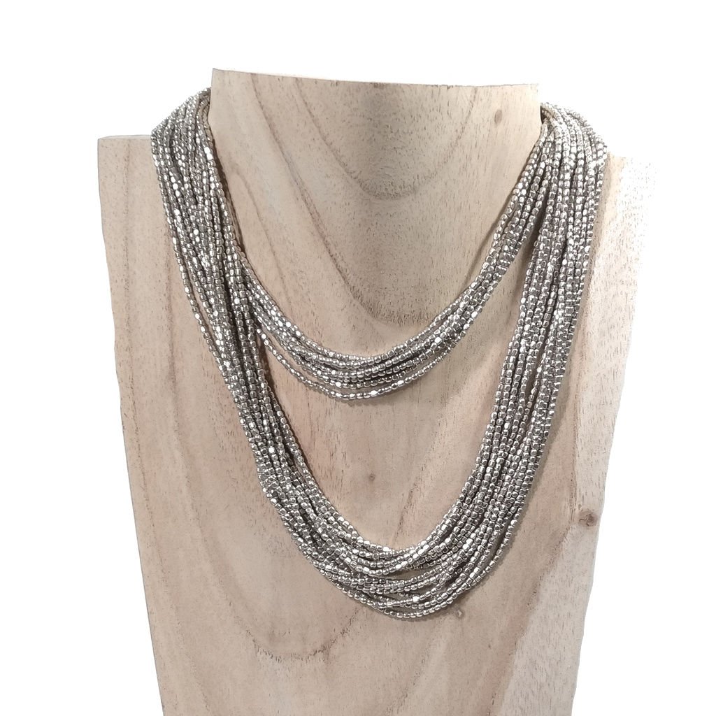 Collana etnica lunga delle tribù indiane Naga