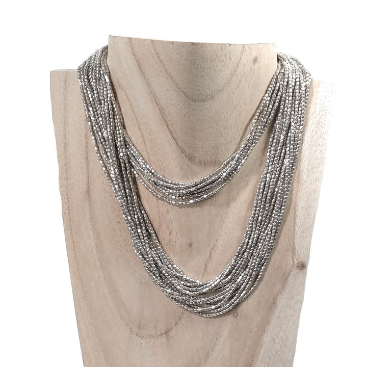 Collana etnica lunga delle tribù indiane Naga