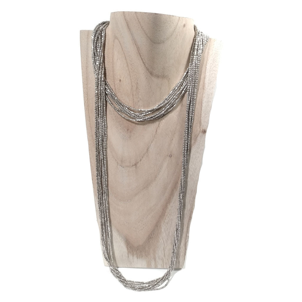 Collana etnica lunga delle tribù indiane Naga