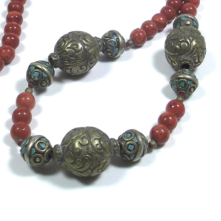JEWELRY | NECKLACE with madrepore with Tibetan brass interlayers