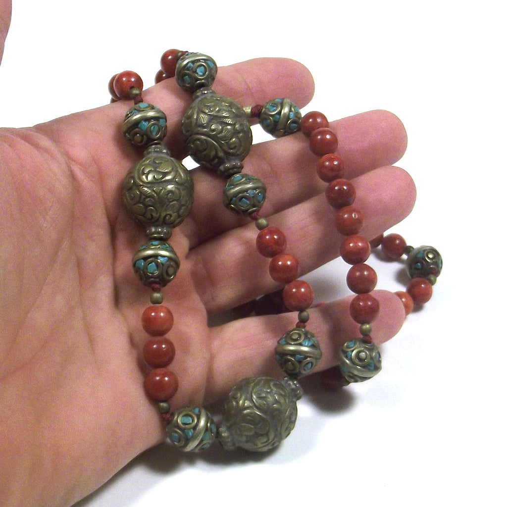 GIOIELLI | COLLANA con madrepora con intercalari tibeatini in ottone