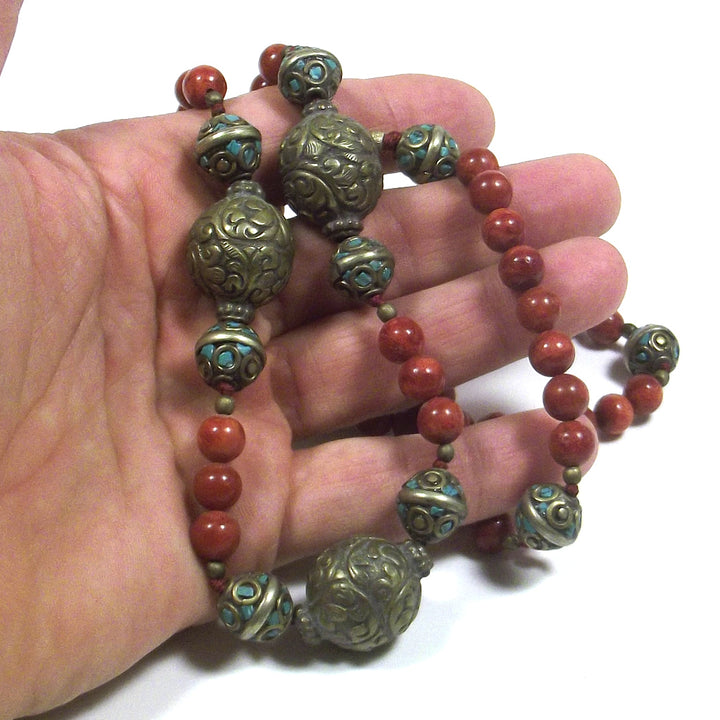 GIOIELLI | COLLANA con madrepora con intercalari tibeatini in ottone