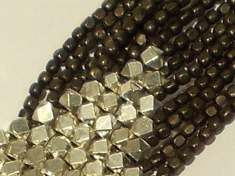 Halskette aus rhodiniertem/versilbertem Naga-Messing