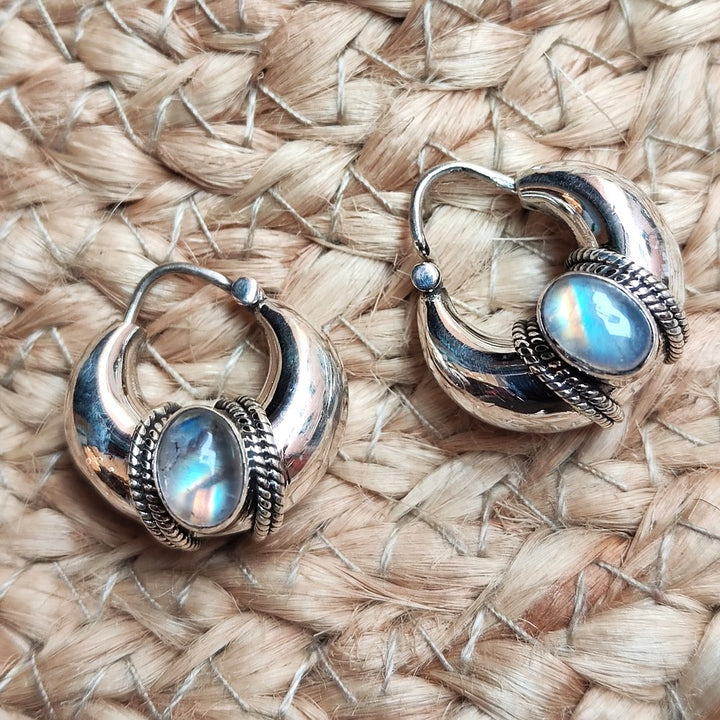 Orecchino cerchio bombato etnico con pietra di luna