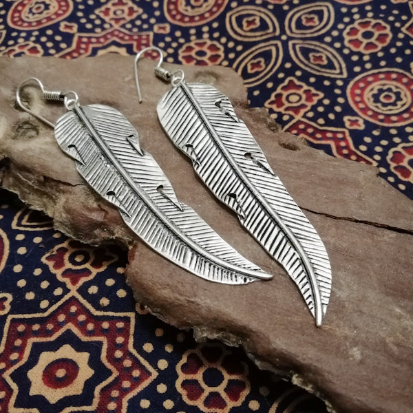 ORECCHINI con piuma in ottone - PALLAVI