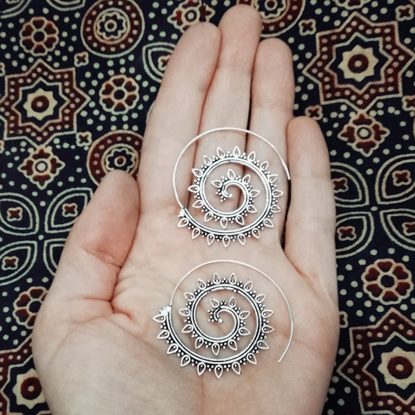 ORECCHINI etnici POOJA in ottone senza pietra | ORECCHINI etnici in ottone | ilmondodiwit.com