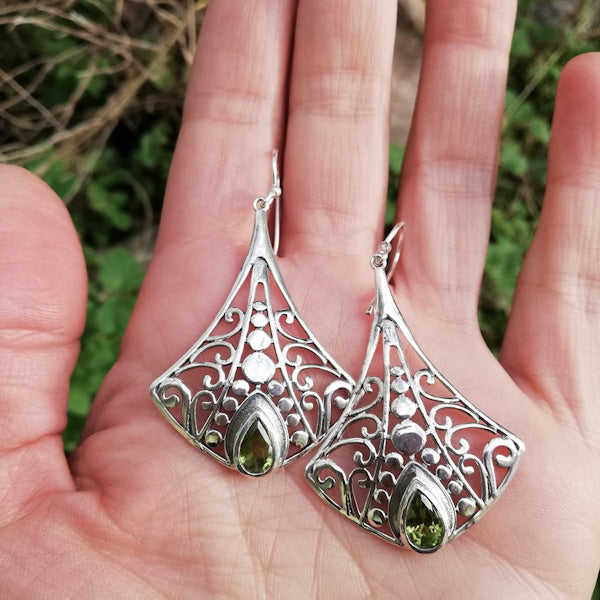ORECCHINI MADHAVI in argento 925 con pietra | Orecchini argento con Peridoto o Granato