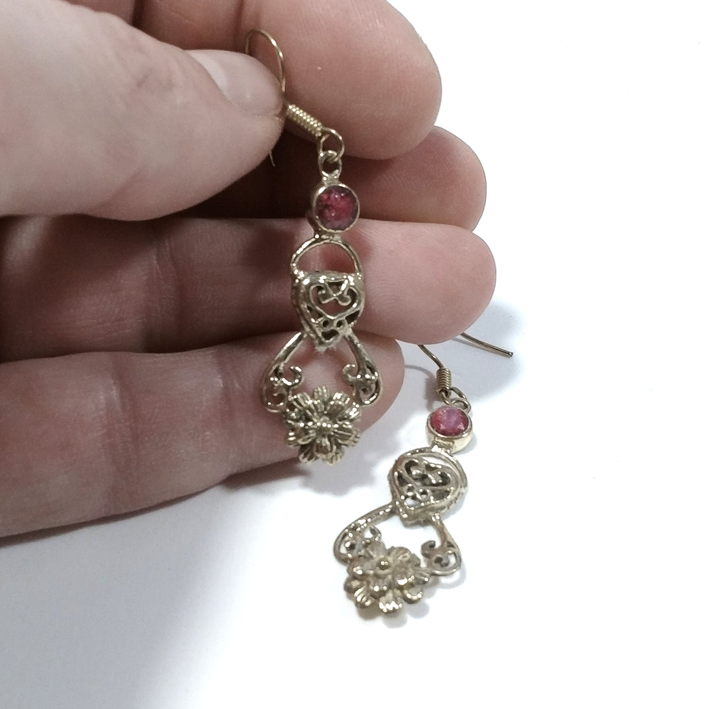 ETHNISCHE Rubinwurzel-OHRRINGE Poliertes Messing – INDA