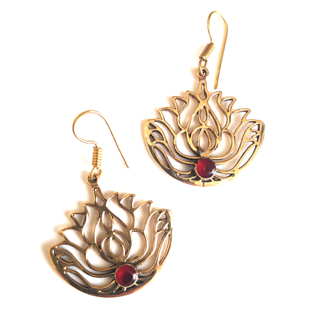 ETHNISCHE OHRRINGE Granat-OHRRINGE aus poliertem Messing | Lotus Blume