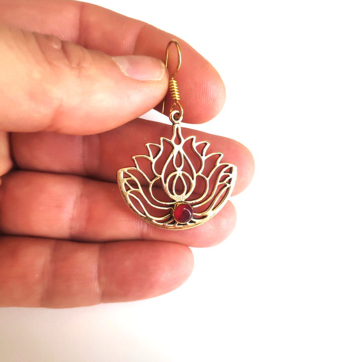 ETHNISCHE OHRRINGE Granat-OHRRINGE aus poliertem Messing | Lotus Blume