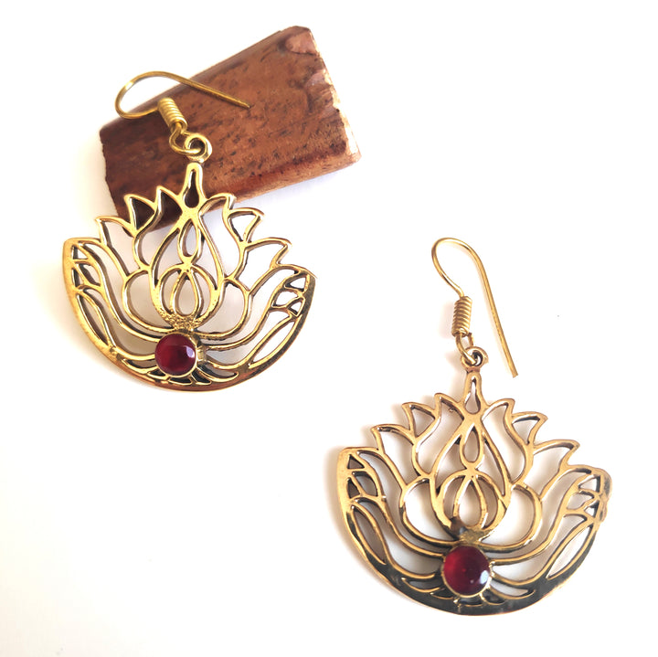 ETHNISCHE OHRRINGE Granat-OHRRINGE aus poliertem Messing | Lotus Blume