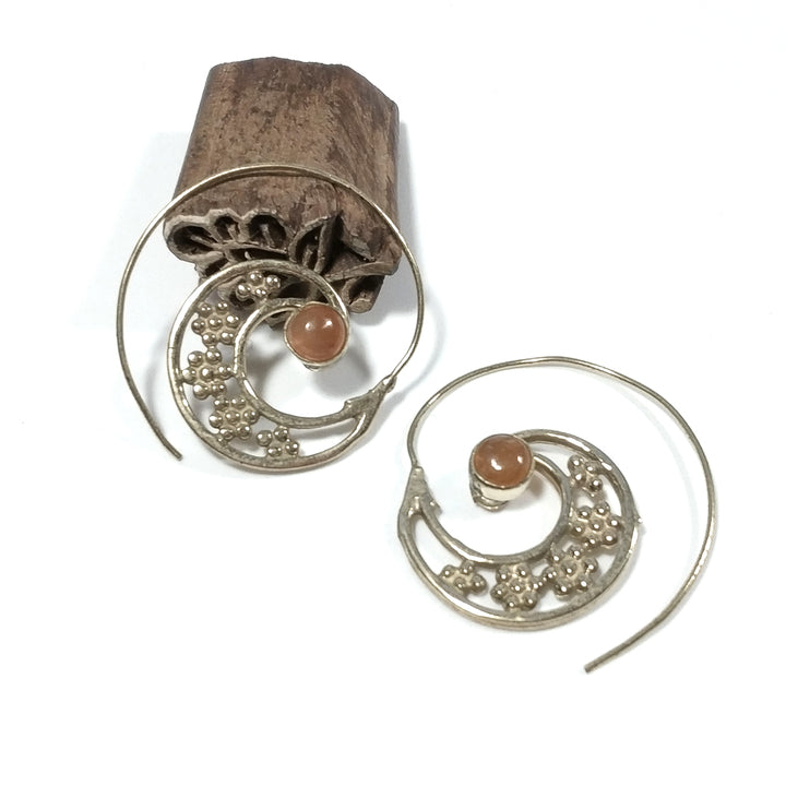 ORECCHINI ETNICI Ottone antichato ORECCHINI Corniola | Spirale
