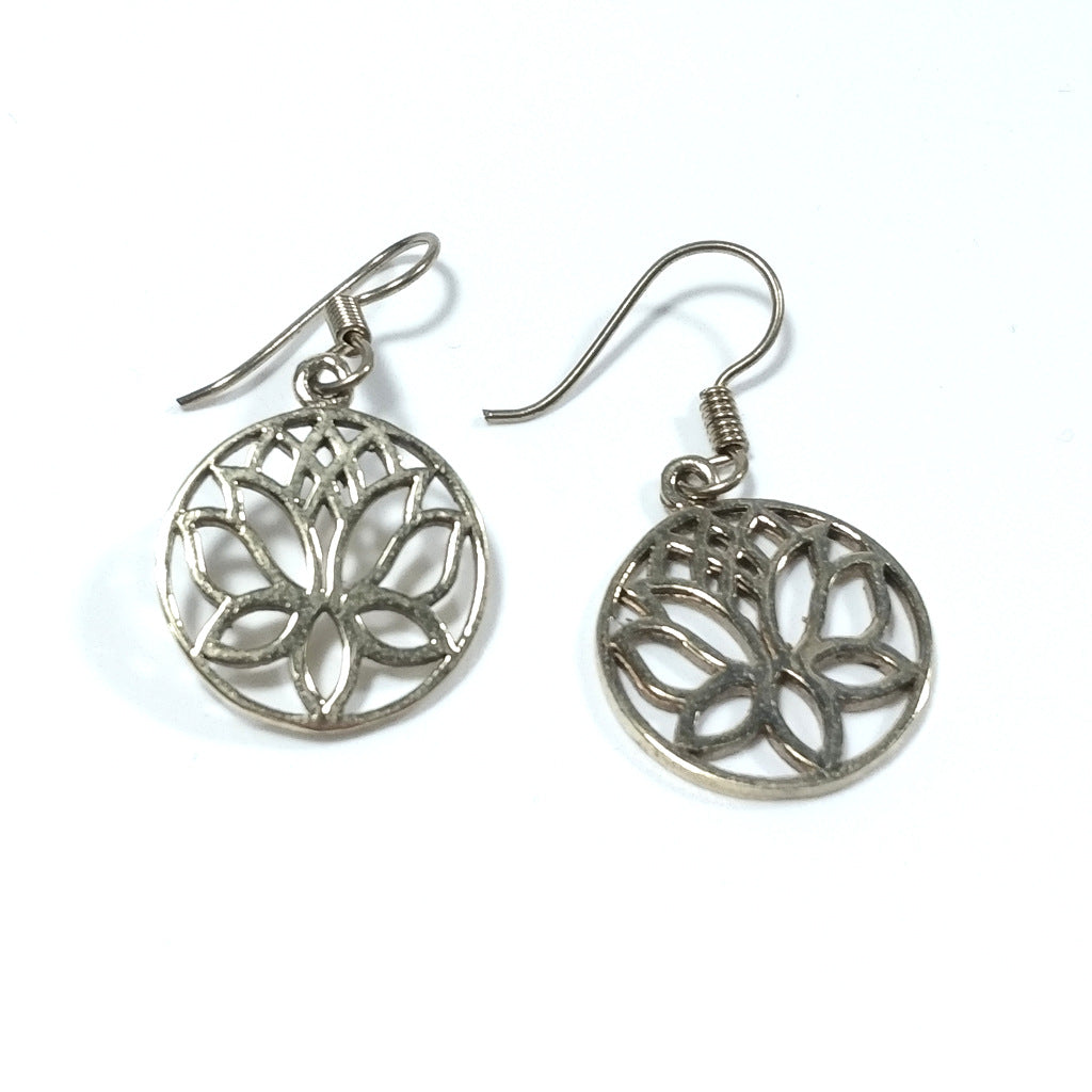 OHRRINGE Lotusblume aus poliertem Messing