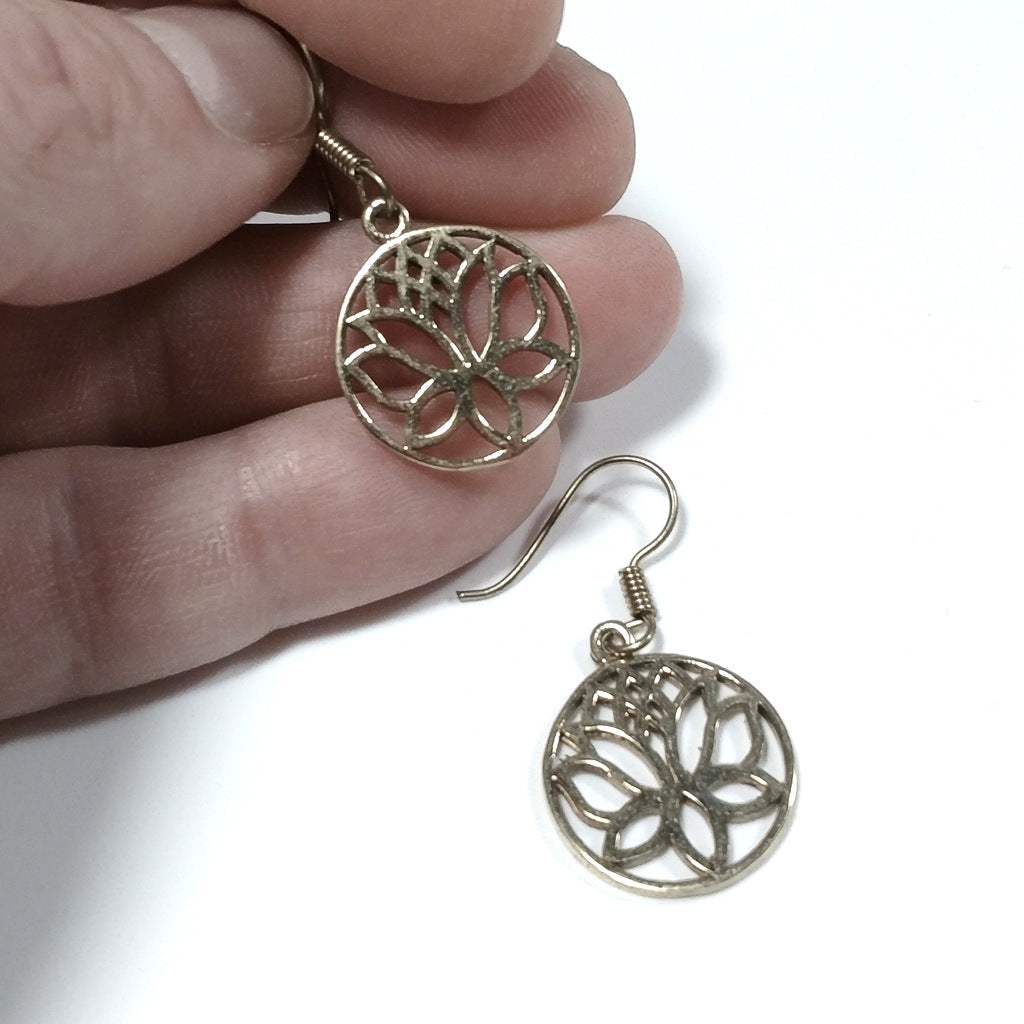 OHRRINGE Lotusblume aus poliertem Messing