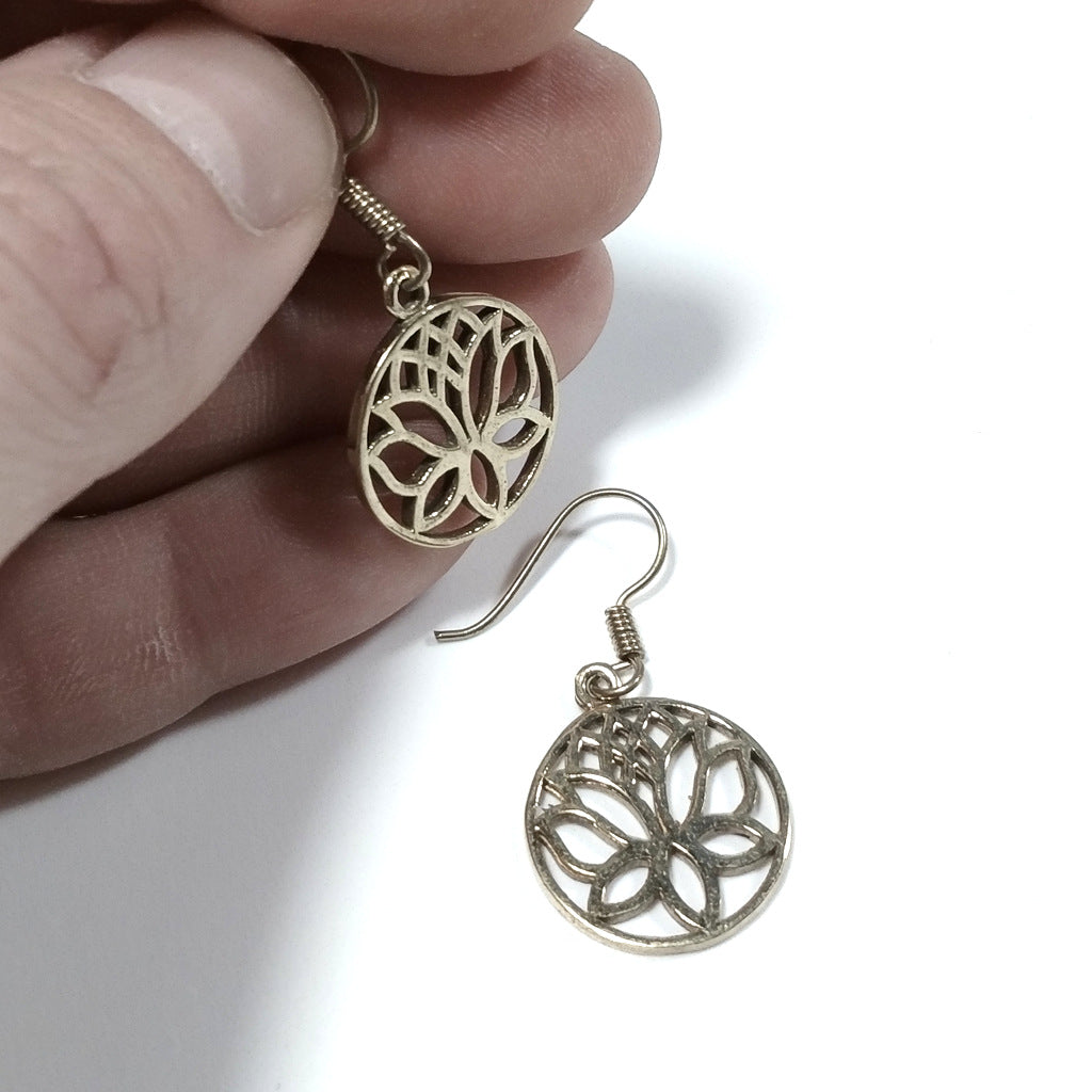 OHRRINGE Lotusblume aus poliertem Messing