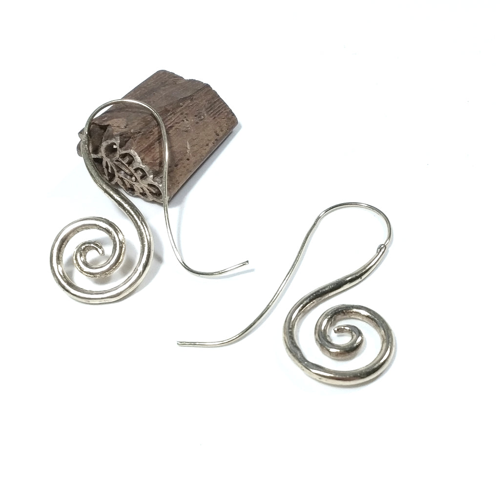 ETHNISCHE OHRRINGE OHRRINGE aus poliertem Messing | Spiral