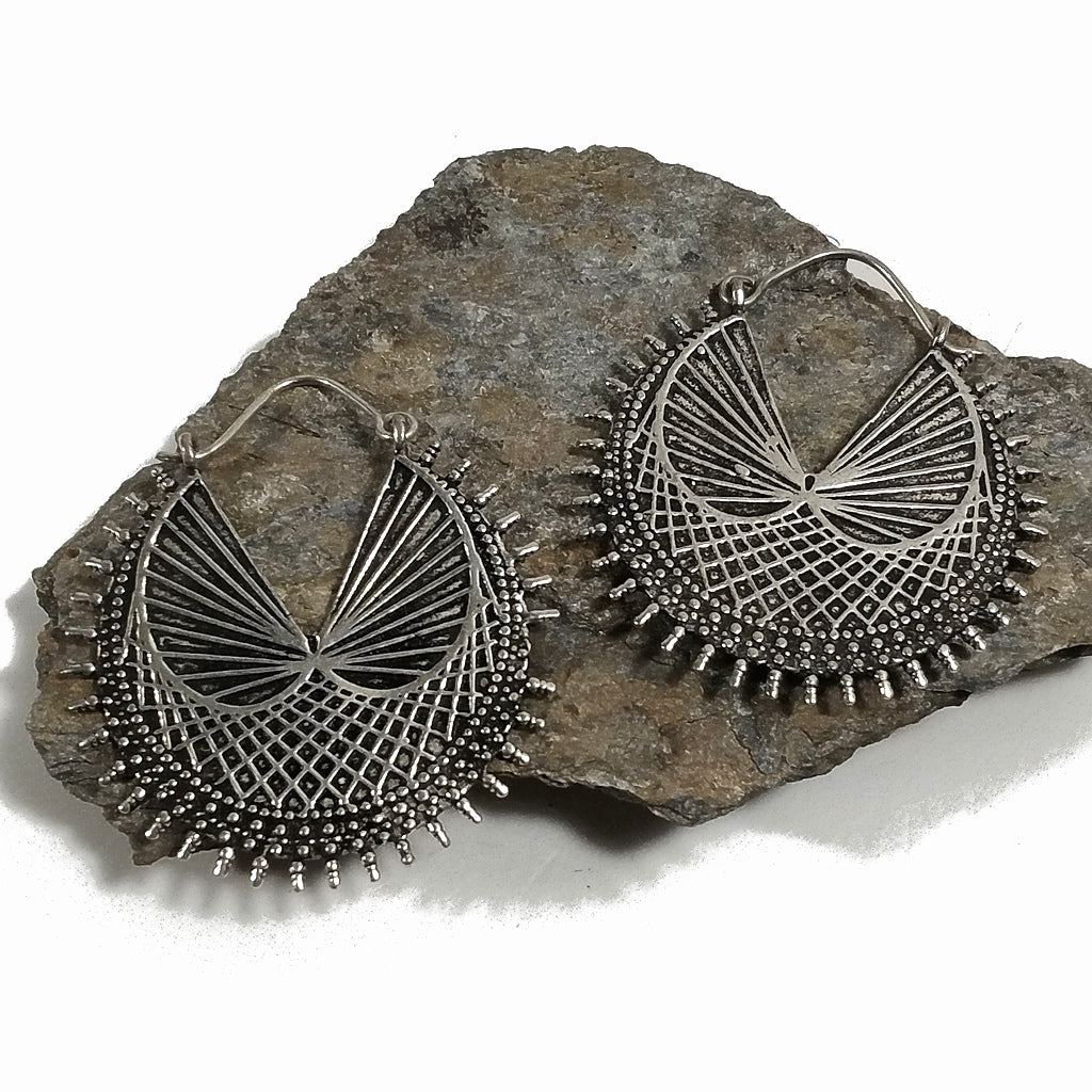 ETHNISCHE OHRRINGE Handgefertigte Ohrringe aus poliertem Messing | Filigraner Kreis