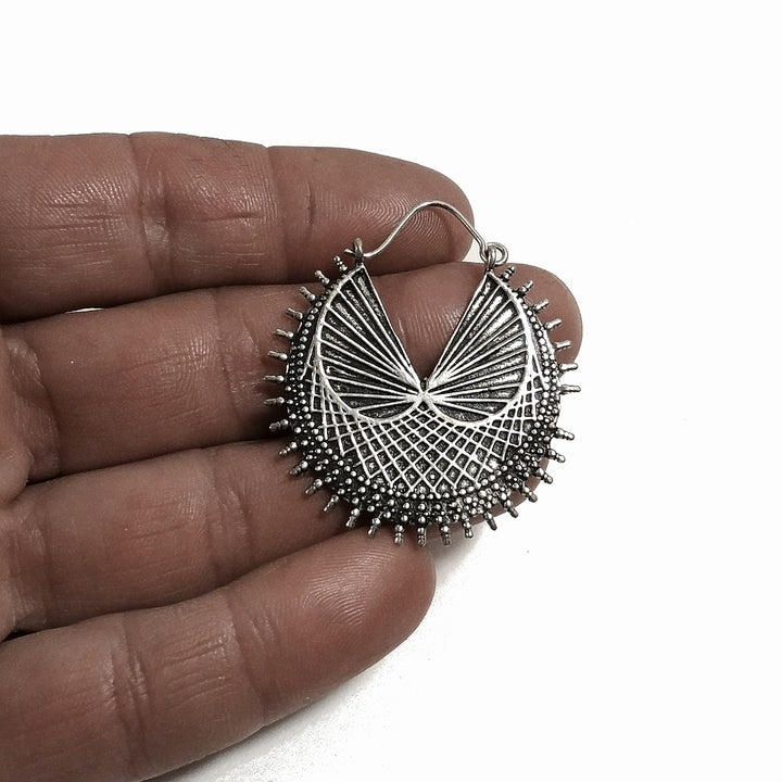 ETHNISCHE OHRRINGE Handgefertigte Ohrringe aus poliertem Messing | Filigraner Kreis