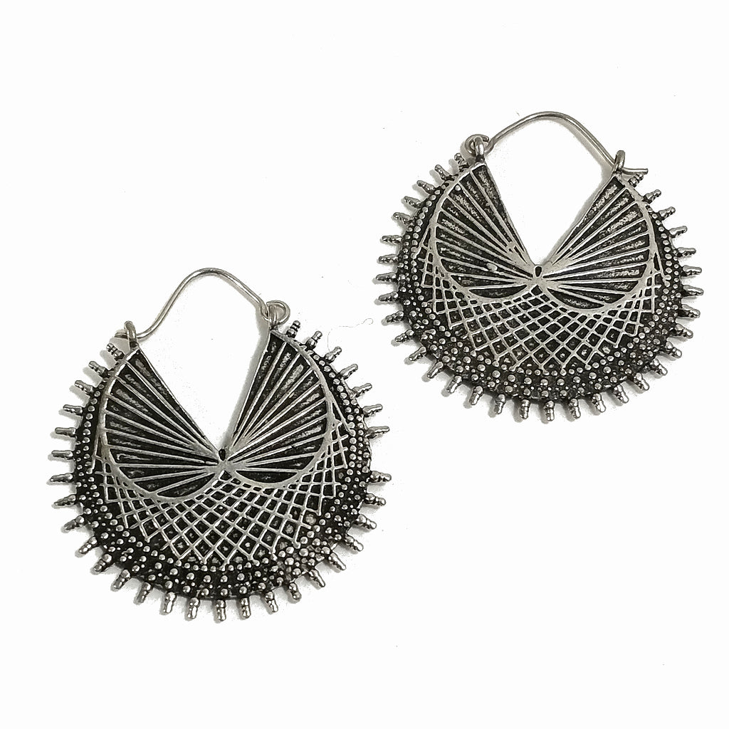 ETHNISCHE OHRRINGE Handgefertigte Ohrringe aus poliertem Messing | Filigraner Kreis