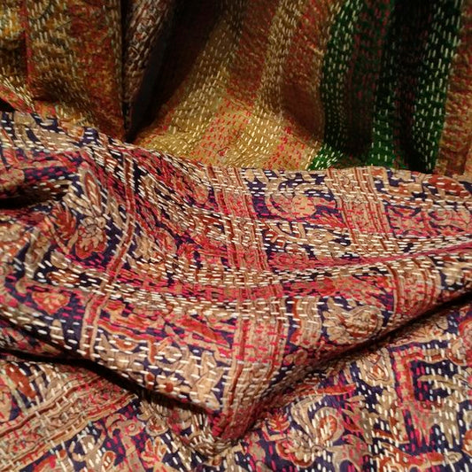 Sciarpa KANTHA con tessuti vintage misto seta ricamo a mano beige blu – immagine2
