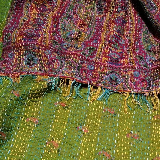 Sciarpa KANTHA con tessuti vintage misto seta ricamo a mano verde – immagine2