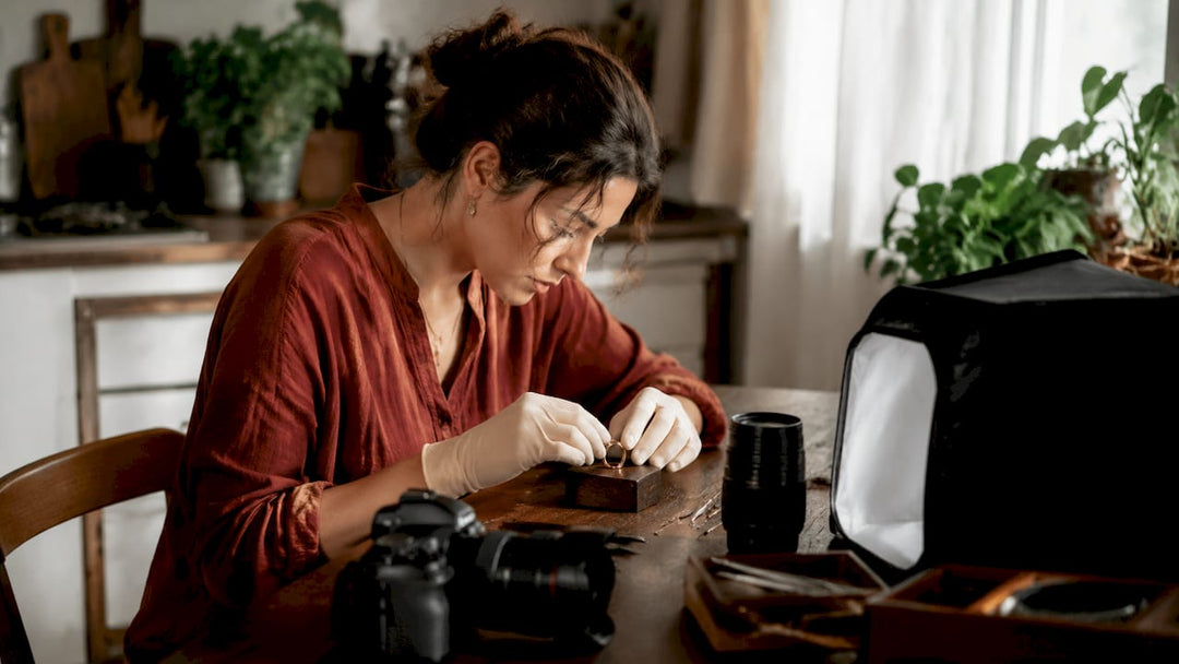 Una donna scatta una foto a un anello artigianale nella tranquillità di casa sua.