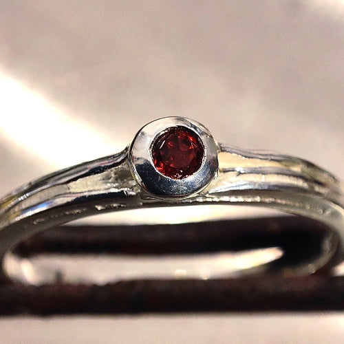 Anello artigianale NAOMIKA in argento 925 con pietra – granato