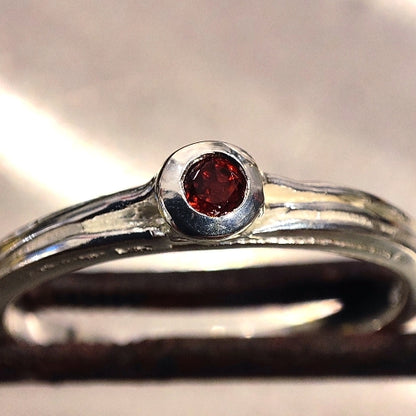Anello artigianale NAOMIKA in argento 925 con pietra – granato