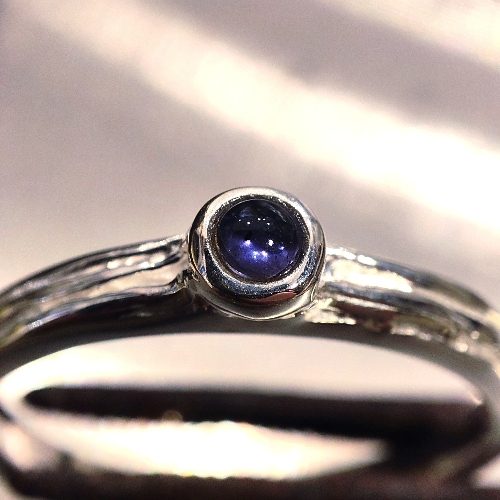 Anello artigianale NAOMIKA in argento 925 con pietra – ametista