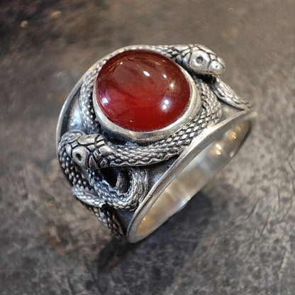Anello etnico in argento 925 con pietra e serpenti NAGFENI – corniola