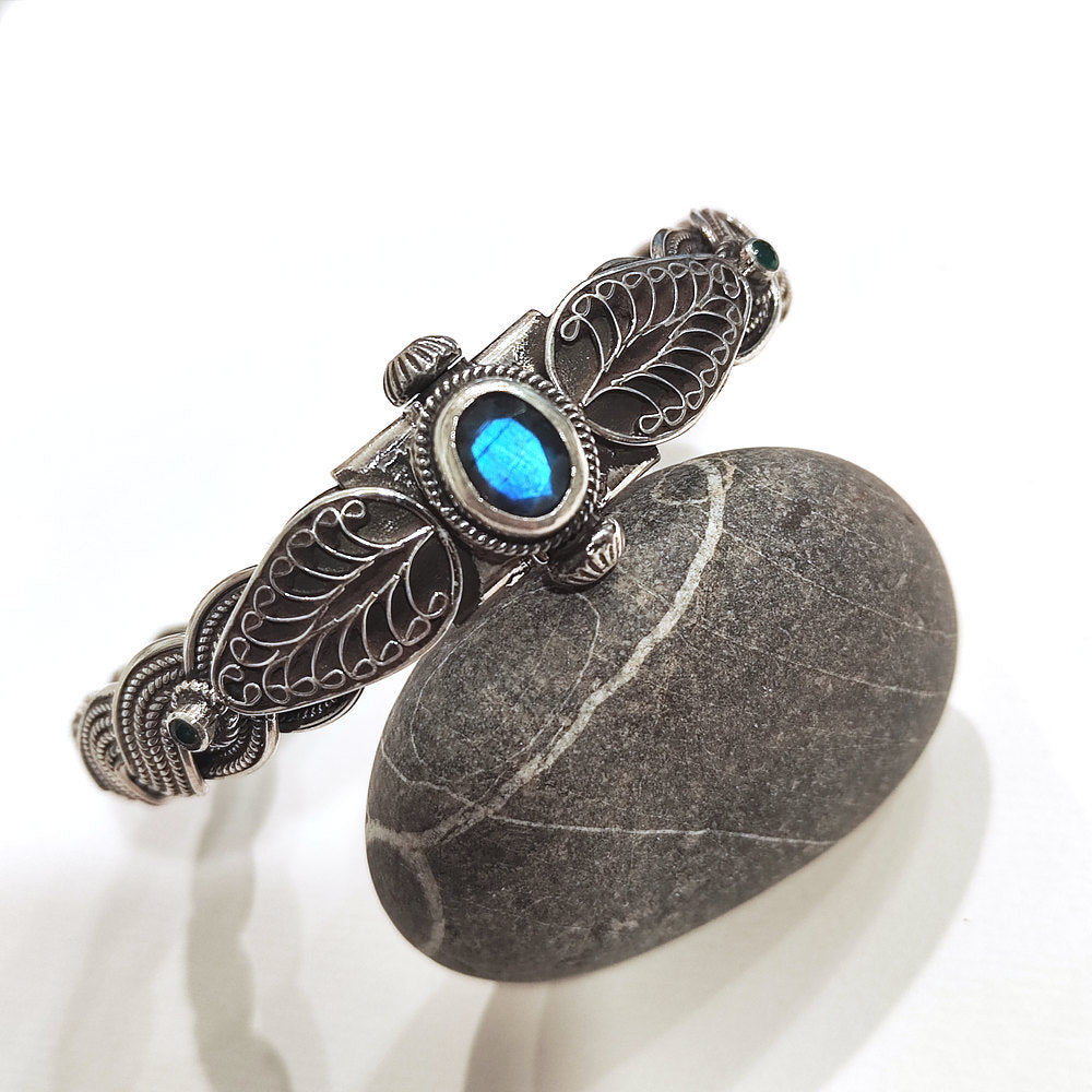 Bracciale etnico SWARA in argento rigido con LABRADORITE