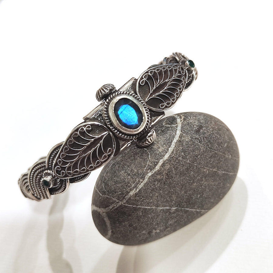 Bracciale etnico SWARA in argento rigido con LABRADORITE