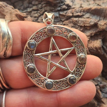Ciondolo in Argento 925 con Pentagramma e 7 Pietre – Simbolo di Protezione e Armonia vista proporzionale