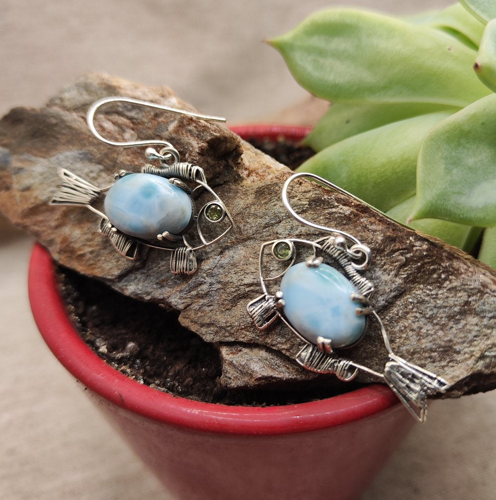 Orecchini a Forma di Pesce con Pietra Naturale - INAK LARIMAR