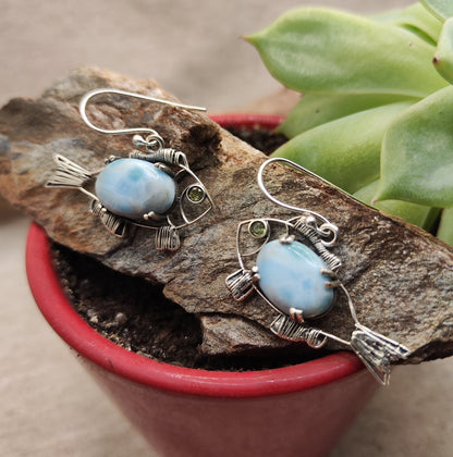 Orecchini a Forma di Pesce con Pietra Naturale - INAK LARIMAR