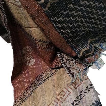Sciarpa KANTHA con tessuti vintage misto seta ricamo a mano bronzo – dettaglio tessuto