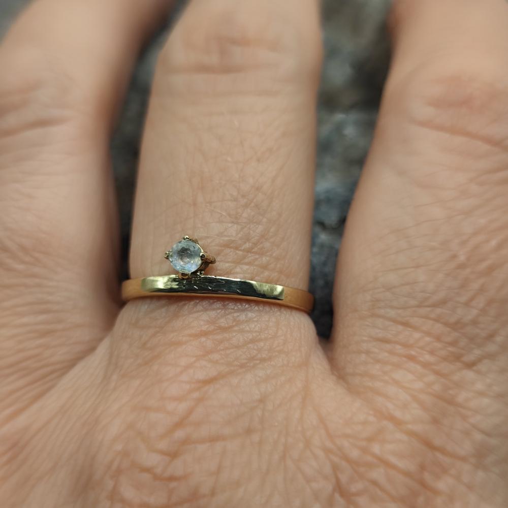 Anello in ottone con pietra di luna - GARUDA