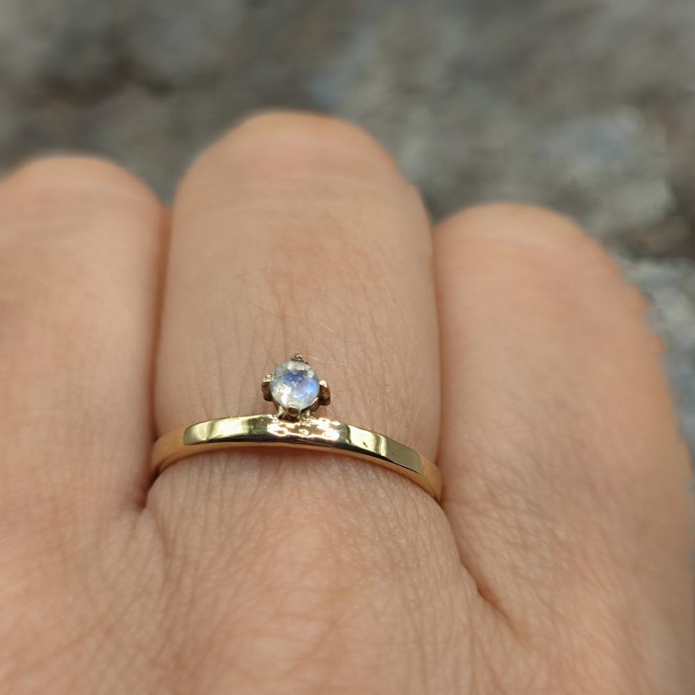 Anello in ottone con pietra di luna - GARUDA